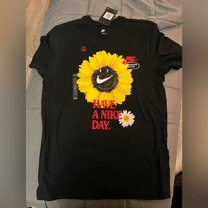 2/30$$ NWT size M Nike shirt black w/ sunflower